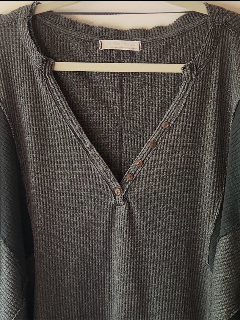 Free People Charcoal Gray Oversized V-Neck Waffle Knit Sweatshirt + A GIFT 🎁 - Picture 5 of 8